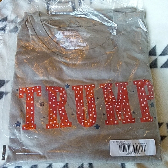 I Love My Freedom Tops - TRUMP Short Sleeve Tee with Red Star Pattern. Brand New In Package. Womens XL.